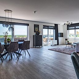 Modernes, offenes Wohnzimmer in der Ferienwohnung VZ2407, gelegen in Kamperland, Nord-Beveland.