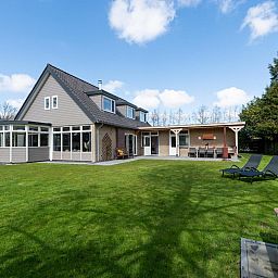 Terrasse und Liegestuehle auf VZ1164 Grosse freistehende Villa in Kamperland, Noord-Beveland, Zeeland.