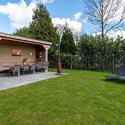 Ueberdachte Terrasse bei VZ1164 Grosse freistehende Villa in Kamperland, ideal fuer Mahlzeiten im Freien.