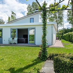 Rueckansicht von VZ1171 Freistehendes Ferienhaus in Kamperland mit grossem Garten und Terrasse in Noord-Beveland, Zeeland.