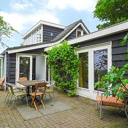Terrasse des VZ184 Ferienhauses Kamperland mit bequemen Sitzgelegenheiten in Zeeland.