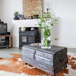 Gemuetliche Sitzecke mit Kamin in VZ184 Ferienhaus Kamperland, Zeeland.