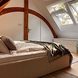 Erholsames Schlafzimmer mit Dachfenster im Ferienhaus in Kamperland, Nord-Beveland, bietet viel natuerliches Licht.