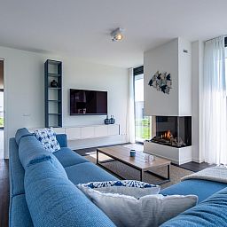 Gemuetliche Sitzecke in Duinvallei 09, Ferienhaus in De Groote Duynen, Kamperland, mit bequemen Sofas und Tageslicht.