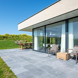 Essecke in Duinvallei 09, Ferienhaus in Kamperland, Noord-Beveland, mit Zugang zur Terrasse und der umliegenden Natur.