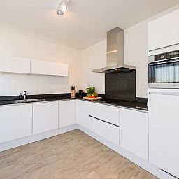 Moderne Kueche in der Zandbank 19 in De Groote Duynen, Kamperland, ausgestattet mit allen Annehmlichkeiten fuer einen komfortablen Aufenthalt.