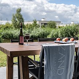 Enjoy the openness of Duinvallei 10 | De Groote Duynen in Kamperland, a vacation home with modern furnishings in Zeeland.