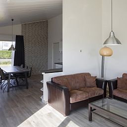 Stilvolles Wohnzimmer des BA-Bungalows in Kamperland, Noord-Beveland, mit bequemer Sitzecke und Gartenblick.