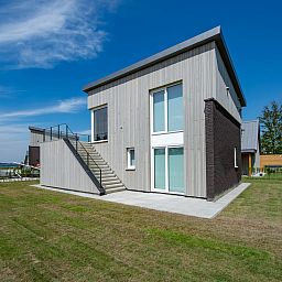 Sonnige Terrasse am Schotsmanweg 16 | Zeeuws Goedt, Ferienhaus in Kamperland, Noord-Beveland mit Blick auf die gruene Umgebung.