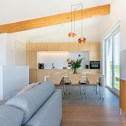 Esszimmer und Kueche in Schotsmanweg 16 | Zeeuws Goedt, modern eingerichtetes Ferienhaus in Kamperland, Noord-Beveland.
