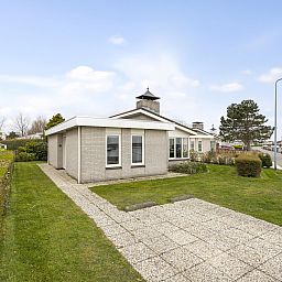 Freistehendes Haus in Kamperland, ein Ferienhaus im malerischen Nord-Beveland, Zeeland, mit einem grnen Garten und einer ruhigen Umgebung.