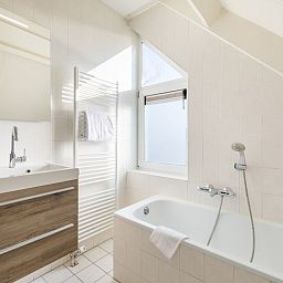 Lichte binnenruimte van Villa 5B in Kamperland, vakantiehuis met panoramisch uitzicht over Noord-Beveland, Zeeland.