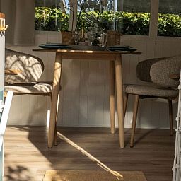 Gezellige binnenruimte van Vakantiehuis in Kortgene, Noord-Beveland, met een knusse eethoek voor een ontspannen verblijf in Zeeland.