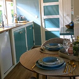 Gezellige keuken en eetruimte in Vakantiehuis in Kortgene, Noord-Beveland, ideaal voor een ontspannen verblijf in Zeeland.