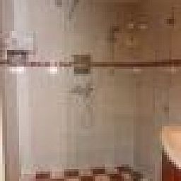 Stylish bathroom of vacation home Mi Casa in Burgh-Haamstede with modern shower facilities.