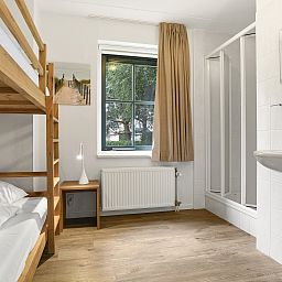 Stilvolles Interieur des 8-Personen-Bungalows 8CE von Duinpark 't Hof van Haamstede, ideal fuer Familienfeiern.