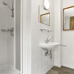 Gemuetliche Leseecke im Duinpark 't Hof van Haamstede 8-Personen-Bungalow 8CE, mit Zugang zur Terrasse.