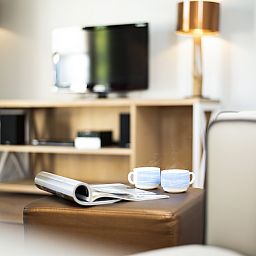 Eetgedeelte met houten tafel in Residence 't Hof van Haamstede, 4-persoons Heerenhuisappartement, Burgh-Haamstede, Zeeland.