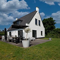 Ruim terras bij Vakantievilla Paardenbos 5 in Burgh-Haamstede, perfect voor zomerse avonden in Zeeland.