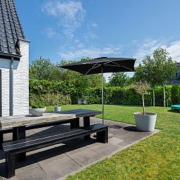 Zonnige tuin van Vakantievilla Paardenbos 5 in Burgh-Haamstede, ideaal voor ontspanning op Schouwen-Duiveland.