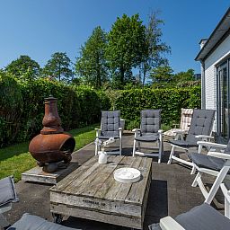 Comfortabele zithoek op het terras van Vakantievilla Paardenbos 5 in Burgh-Haamstede, een vakantiehuis in Zeeland.