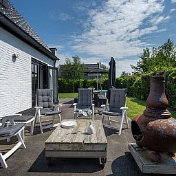 Gezellige buitenruimte van Vakantievilla Paardenbos 5 in Burgh-Haamstede, ideaal voor ontspanning in Zeeland.