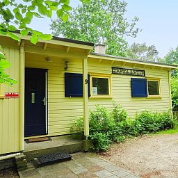 Ingang van VZ345 Vakantiehuis Burgh-Haamstede omgeven door natuur in Zeeland.