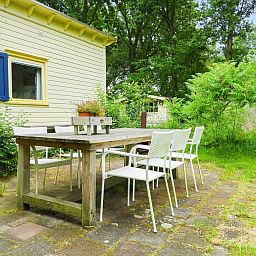 Buitenruimte met houten tafel bij VZ345 Vakantiehuis Burgh-Haamstede, Zeeland.