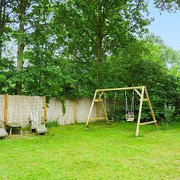 Speelplaats met schommel in de tuin van VZ345 Vakantiehuis Burgh-Haamstede, Zeeland.