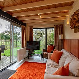 Gezellige woonkamer van Vakantiehuis Buitenplaats Schouwen nr 86 in Burgh-Haamstede, Zeeland.