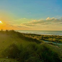 Adembenemende zonsondergang nabij Vakantiehuis Buitenplaats Schouwen nr 86 in Burgh-Haamstede.