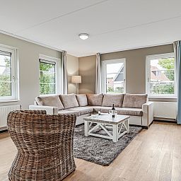 Modernes Wohnzimmer mit Holzboden im Resort Haamstede 6-Personen-Bungalow 6D, Burgh-Haamstede.