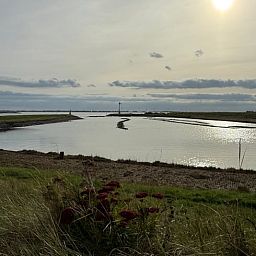 Sonniger Aussenbereich mit bunten Sitzgelegenheiten im Huisje in Bruinisse, Schouwen-Duiveland.