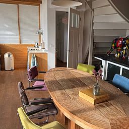 Schlafzimmer mit grossem Fenster und Blick auf die Natur in Cottage in Bruinisse, Schouwen-Duiveland.