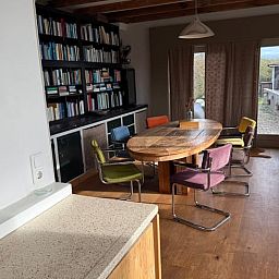 Gemuetliches Schlafzimmer mit Holzbett und Dachfenster in einem Ferienhaus in Bruinisse, Zeeland.