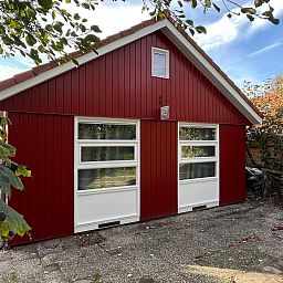 Vakantiewoning Het Ongerepte 21 'Kaatje Mossel' in Renesse, Zeeland, met charmante rode gevel en rustige omgeving.