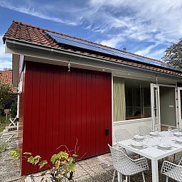 Geniet van het zonnige terras bij Vakantiewoning Het Ongerepte 21 'Kaatje Mossel' in Renesse, Schouwen-Duiveland, een charmant vakantiehuis in Zeeland.