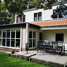 Sonnige Terrasse im Ferienhaus Duinweg 12 in Renesse, ideal fuer Entspannung in Schouwen-Duiveland, Zeeland.