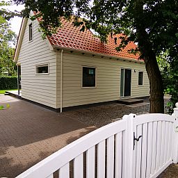 Eingang zum Holiday home Duinweg 12 in Renesse, einem gemuetlichen Ferienhaus in Schouwen-Duiveland, Zeeland.
