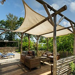 Gemuetliche Terrasse am Ferienhaus De Zuidhoek 6 in Renesse, ideal zum Entspannen im Freien.