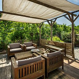 Schattiger Sitzbereich auf der Terrasse des Ferienhauses De Zuidhoek 6 in Schouwen-Duiveland.