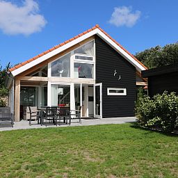 Zilvermeeuw vakantiehuis in Renesse, Zeeland met ruim terras en tuin.