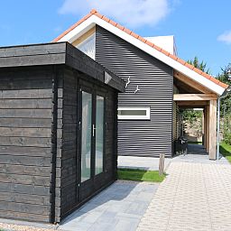 Vooraanzicht van Vakantiehuis Zonnedorp 2, Zilvermeeuw in Renesse, omringd door natuur.