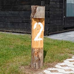 Zijaanzicht van Vakantiehuis Zonnedorp 2, Zilvermeeuw in Renesse met houten schuur.
