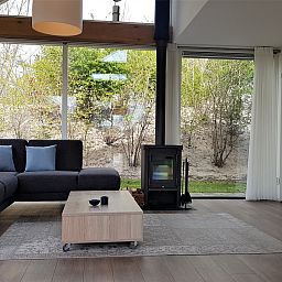 Houten paal met nummer 2 bij Vakantiehuis Zonnedorp 2, Zilvermeeuw in Renesse.