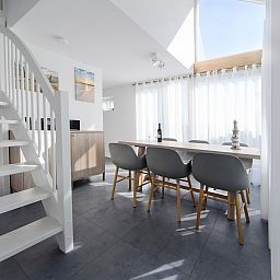 Essbereich des Ferienhauses Zonnedorp 12 Jolie in Renesse, Zeeland mit viel natuerlichem Licht.