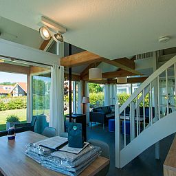 Offenes Wohnzimmer mit Blick auf den Garten im Ferienhaus Zonnedorp 12 Jolie, Renesse, Zeeland.