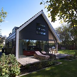 Vacation home Horizon 36, 'Sea You' in Renesse, surrounded by greenery and nature.