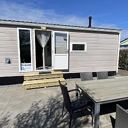 Aussenterrasse von VZ466 Chalet Duif 258 in Renesse, Schouwen-Duiveland, perfekt fuer sonnige Tage in Zeeland.