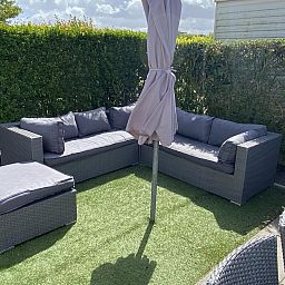 Gemuetliche Lounge auf der Terrasse des VZ466 Chalet Duif 258 in Renesse, umgeben von Gruen in Schouwen-Duiveland.